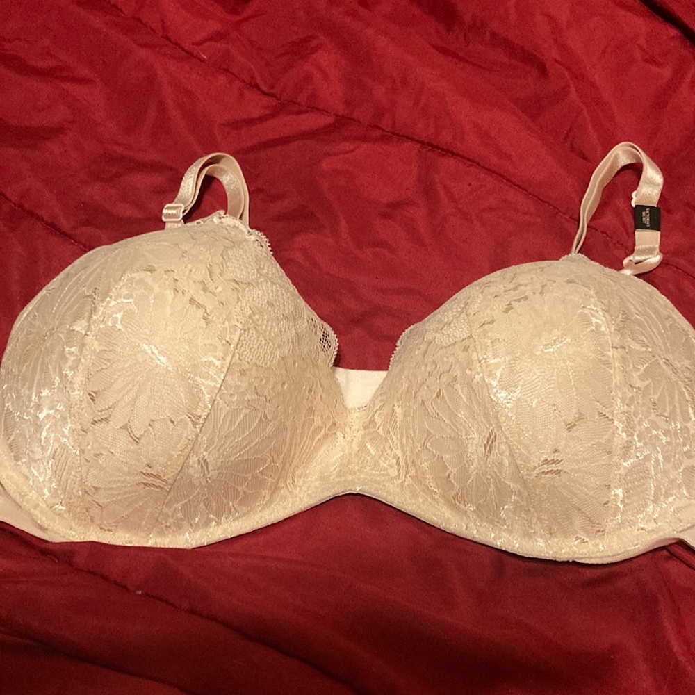 I’m selling a Victoria secret push-up bra. Bought the wrong size 40d.
